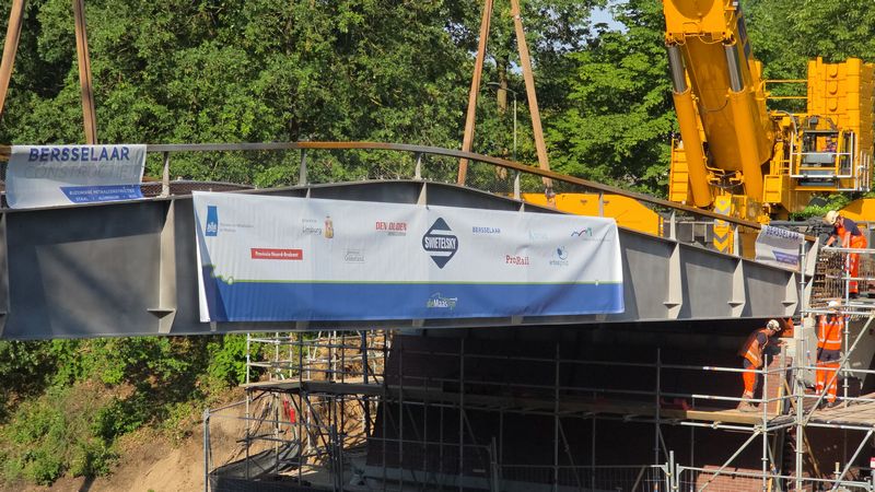 Plaatsing brug over de Maaslijn bij Molenhoek.